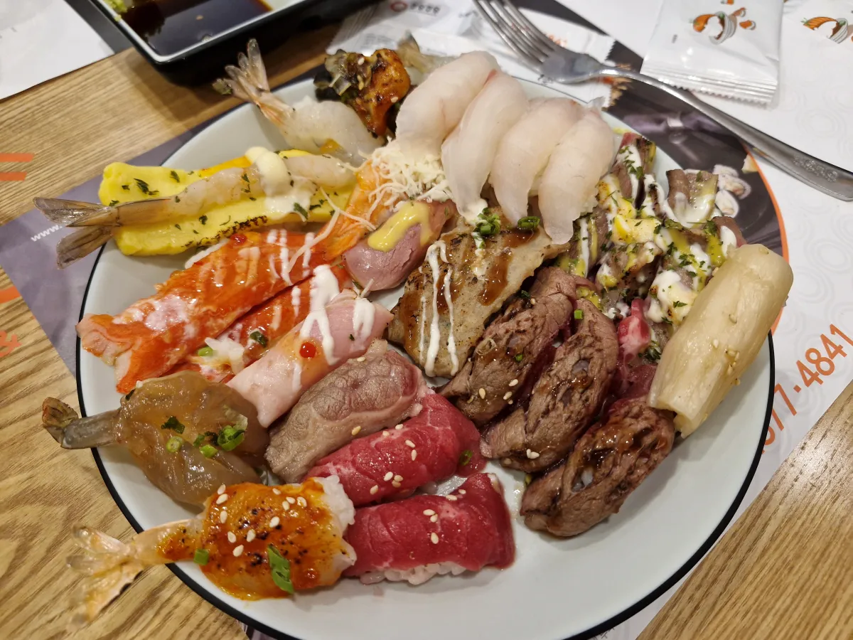 그릇위에-다양한-초밥들이-모여져-있다