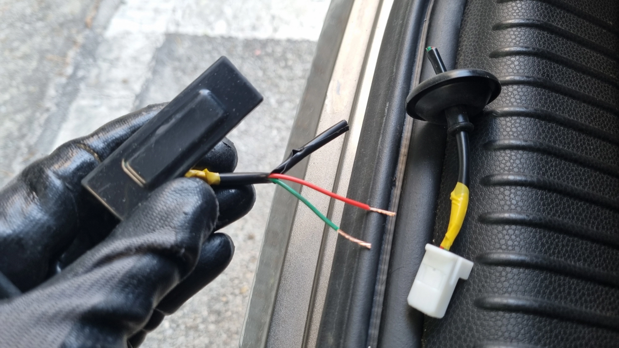 트렁크 열림 버튼 전원 잭 잘라낸 모습