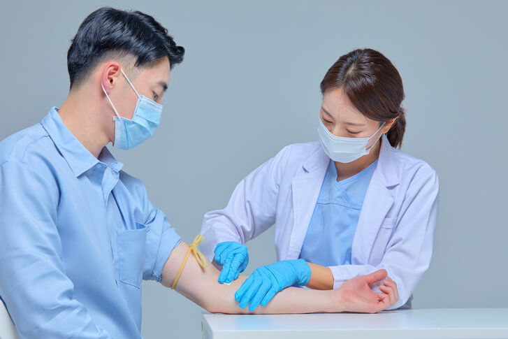 의사가 환자를 진단하는 사진