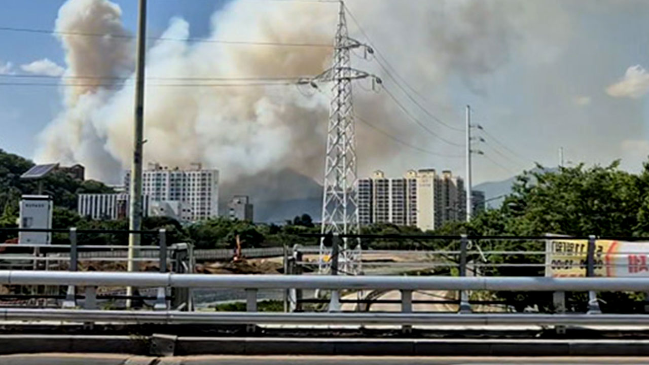 오늘 오후 2시쯤 대구 북구 노곡동 함지산에서 난 불이 커지고 있습니다.
