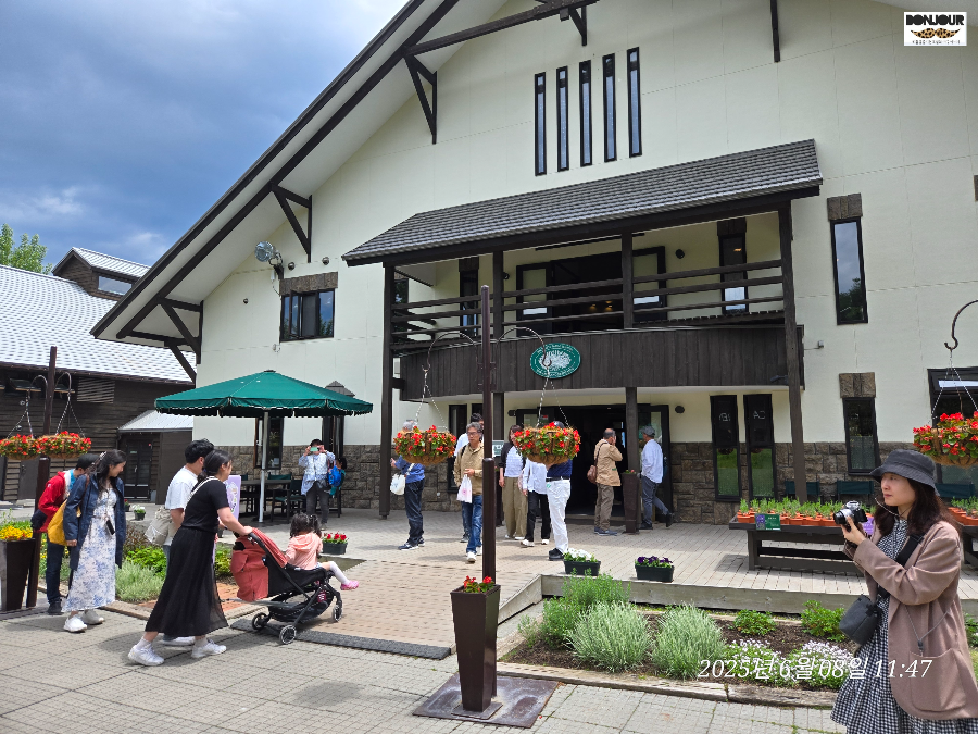 팜토미타 기념품샵 입구 앞 광장 사람들이 모여있는 모습