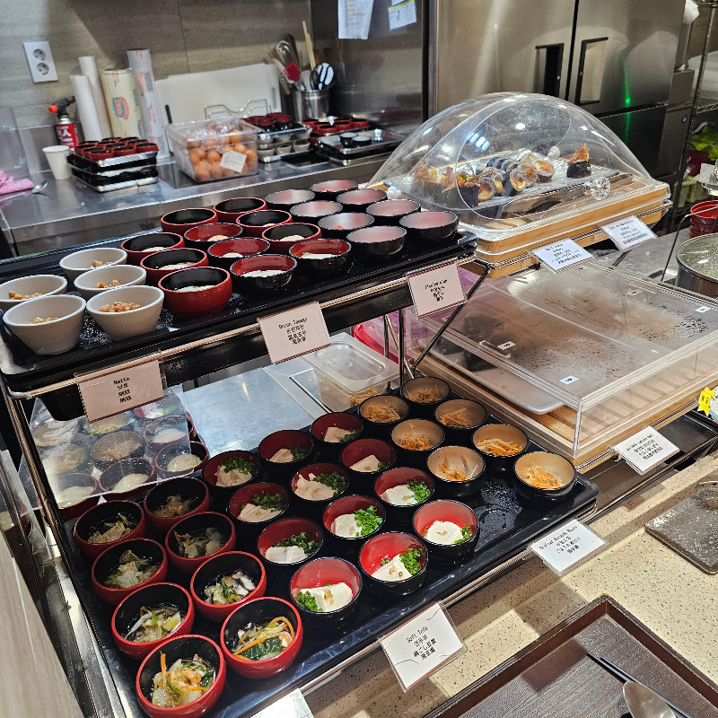 도미인 인사동 호텔 조식 뷔페 오니기리와 규동, 일본식 요리