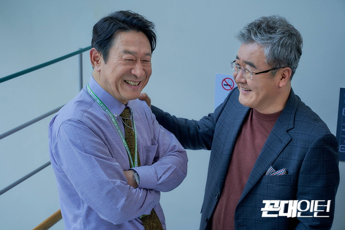 촬영 현장에서 서로 웃으며 대화하는 두 남성 출연진