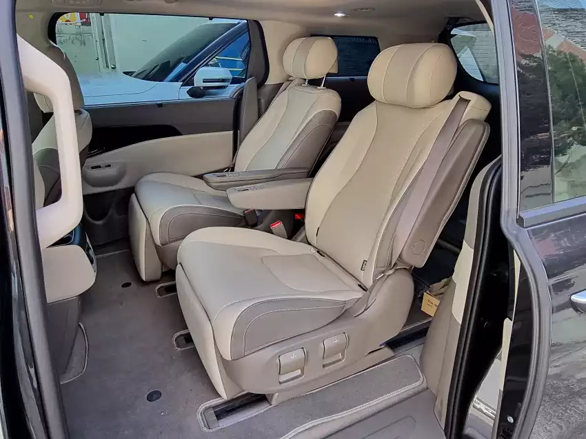 옆에서 본 더 뉴 카니발의 2열은 이렇습니다.