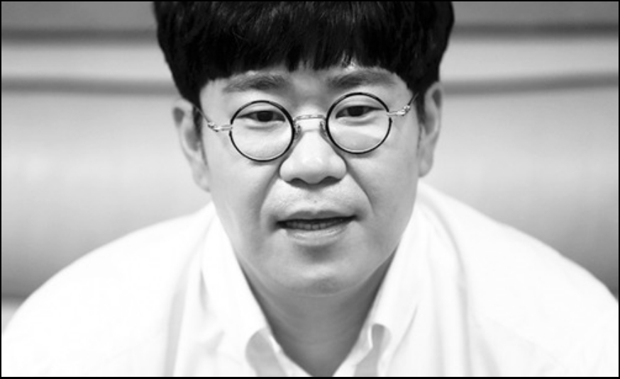 작곡가조영수의 정면 얼굴이 보이는 사진입니다.