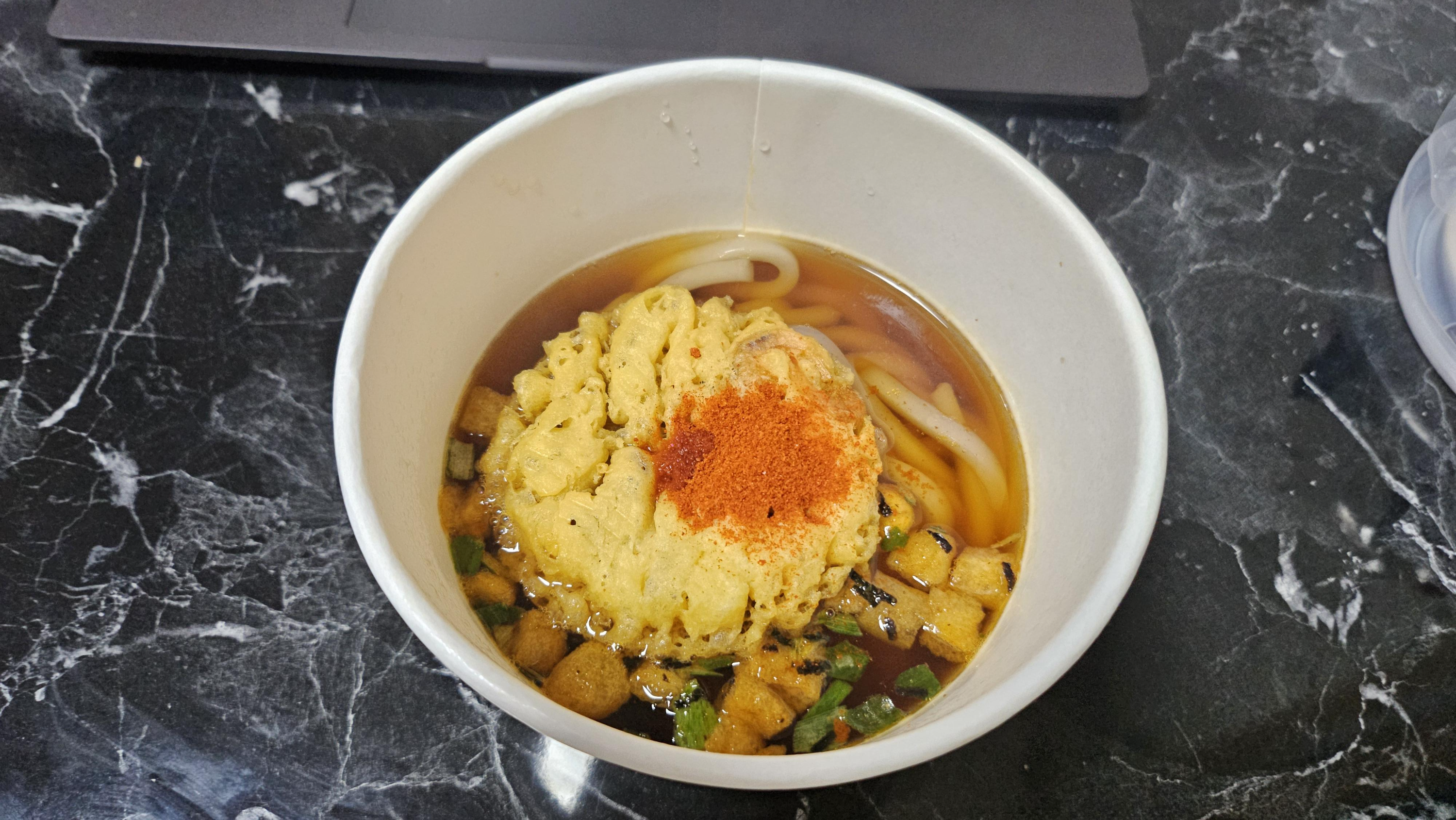 물을 붓고 전자레인지에 돌리기 전 모습.