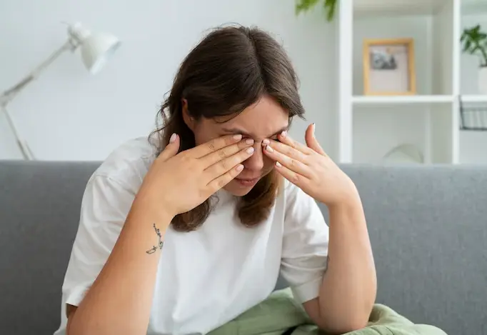 눈-충혈된-사람