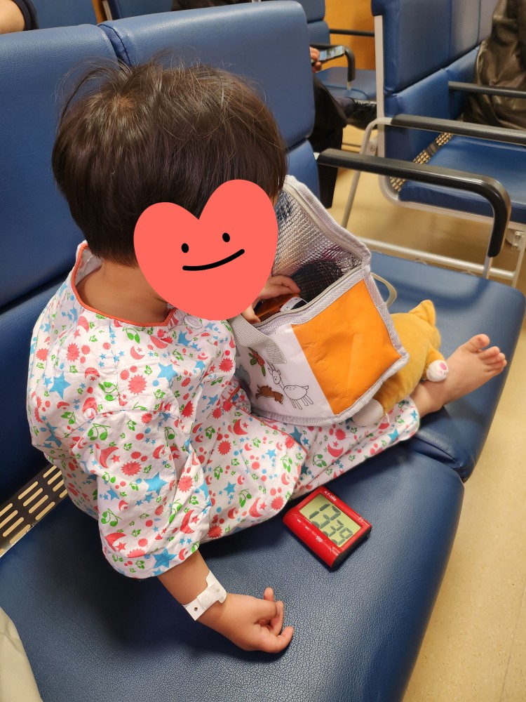 의자에 앉아 있는 아이