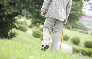 지팡이를 짚고 다니는 노인