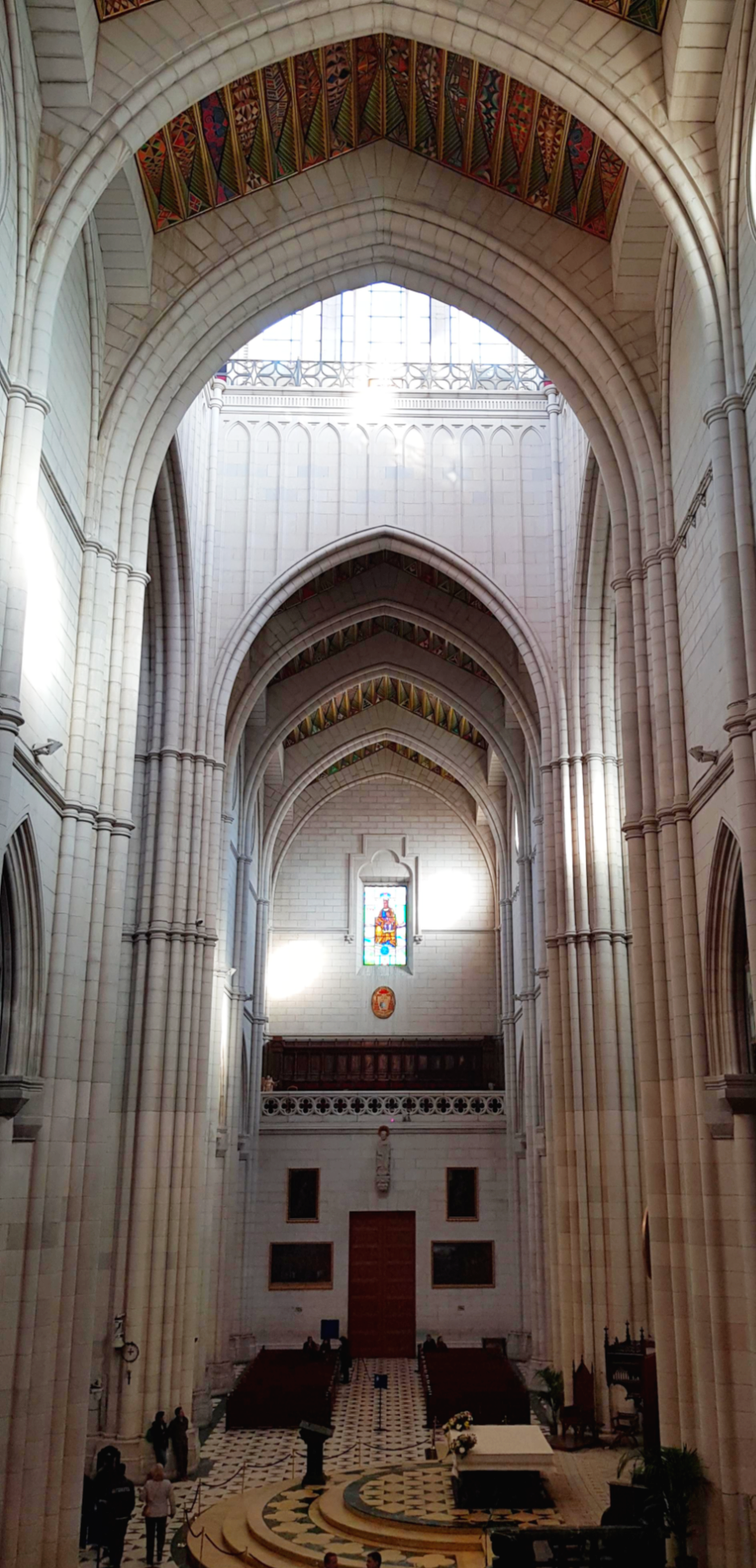 스페인 마드리드 알무데나 성모상 앞에서