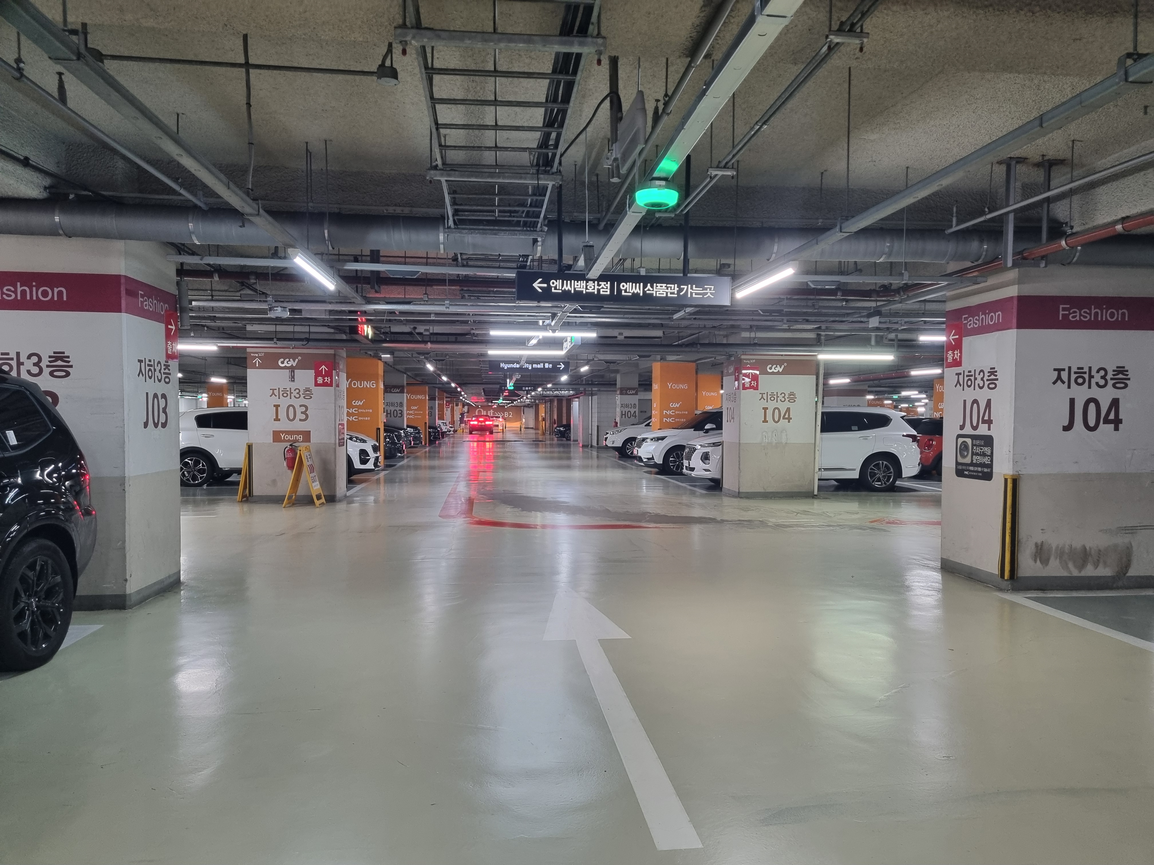가든파이브 패션관 지하 3층에 주차돼 있는 승용차와 영어&amp;#44; 번호가 적혀있는 기둥