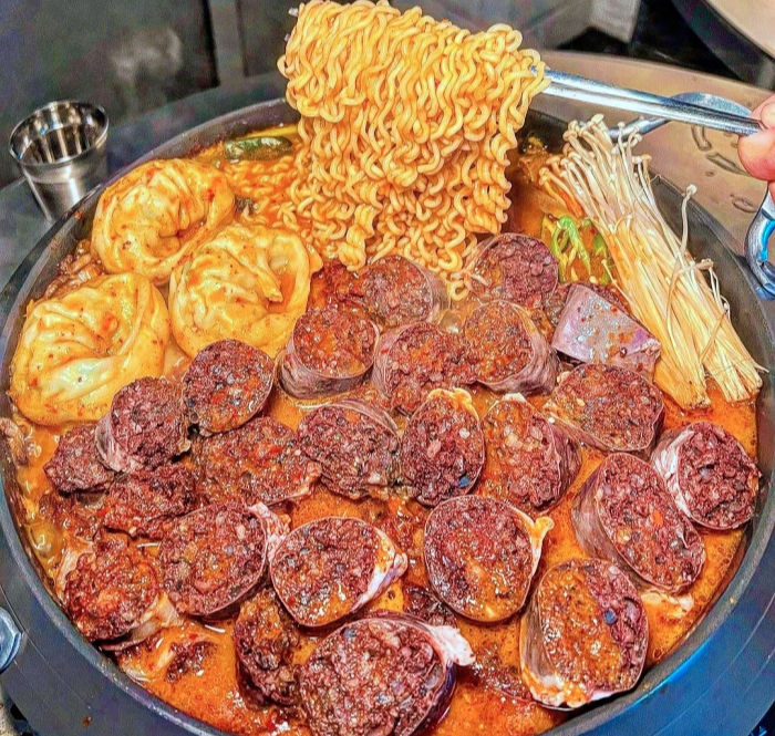 2TV 생생정보 홍대 순대 만두 곱창 전골 맛집