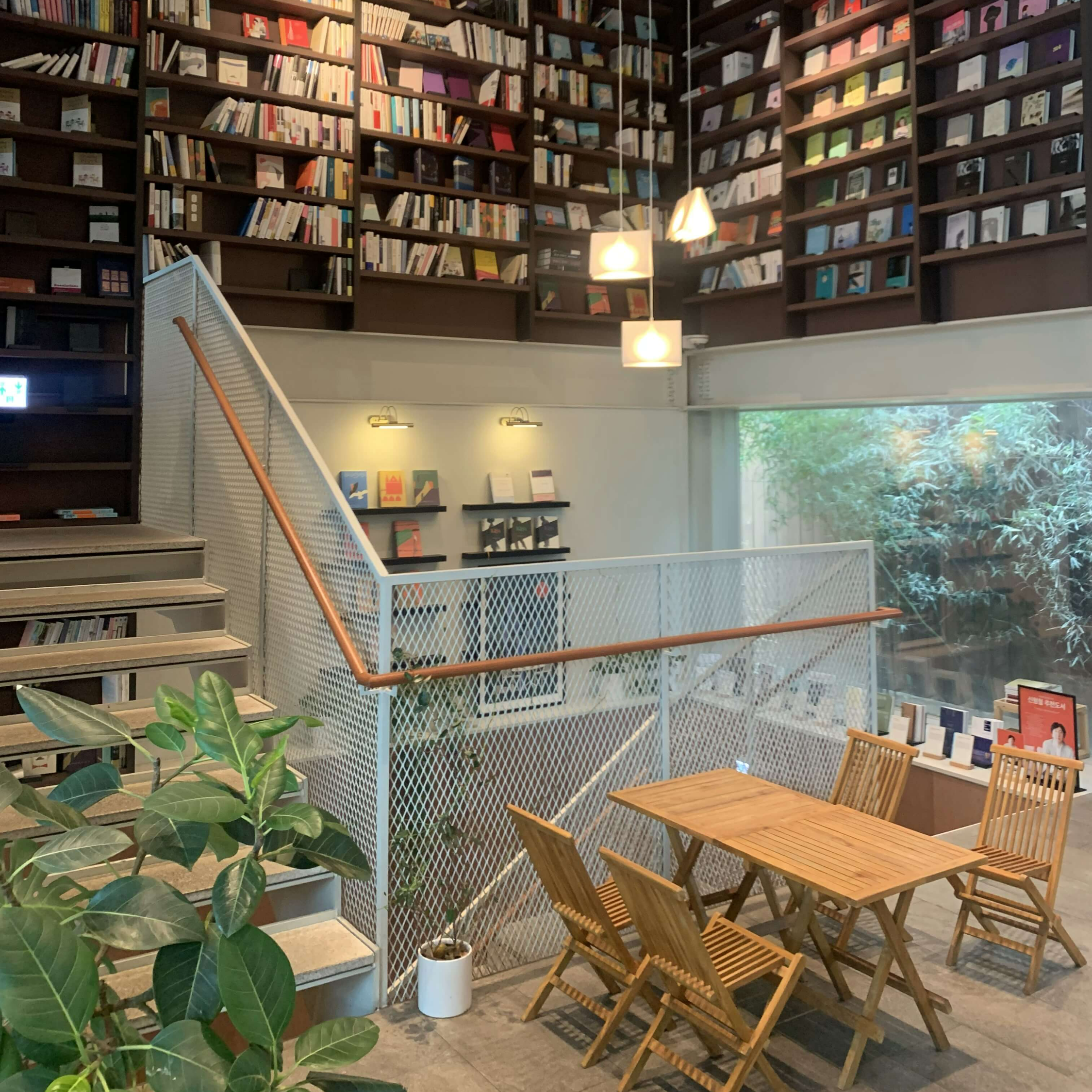카페 책장 내부모습