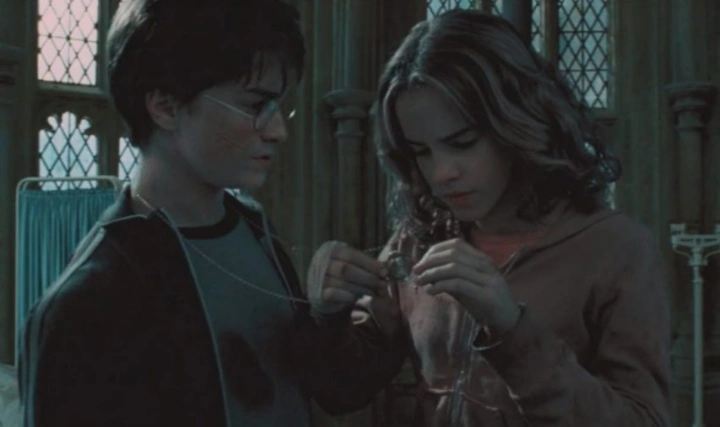 타임터너를-돌려-과거로-돌아가는-장면