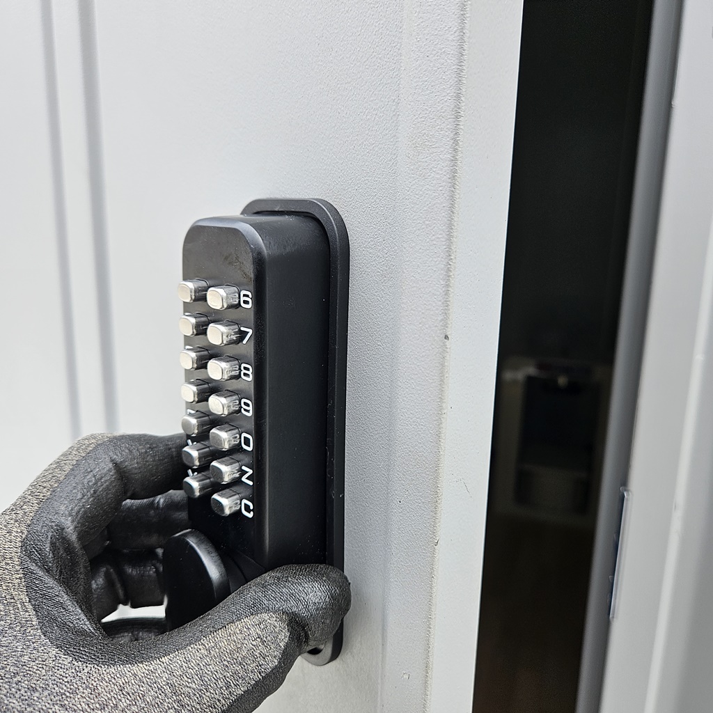 건설현장 야외 외부 옥외 실외 비가림 시설이 없는 컨테이너 사무실 출입문 방화문 비를 맞거나 습기에도 고장 나지 않고 건전지도 들어가지 않는 무 전원 방식 방수 도어락 기계식 버튼 번호키 설치