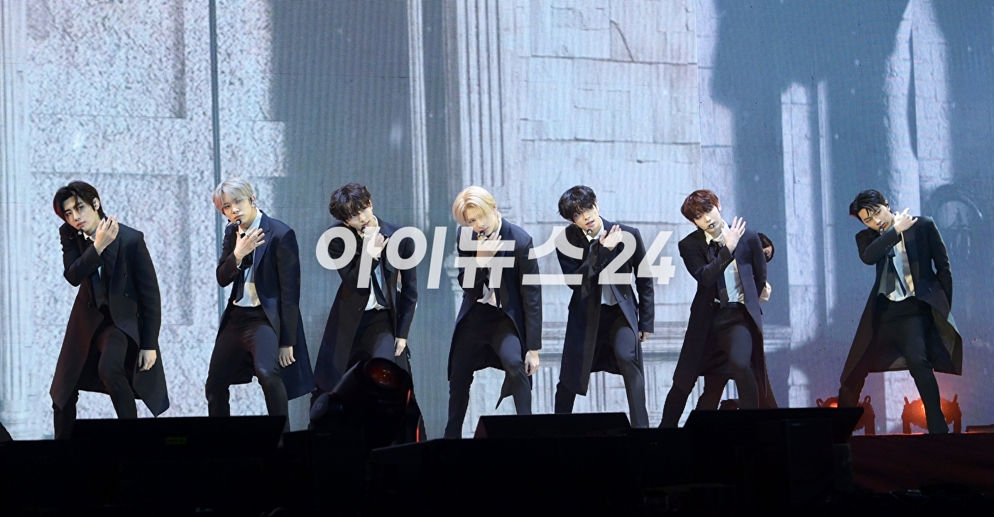 그룹 엔하이픈이 22일 오후 서울 성북구 안암동 고려대학교 화정체육관에서 열린 엔하이픈(ENHYPEN) 미니 4집 '다크 블러드(DARK BLOOD)' 발매 기념 미디어 쇼케이스에서 타이틀곡 '바이트 미' 무대를 선보이고 있다. [사진=정소희 기자]