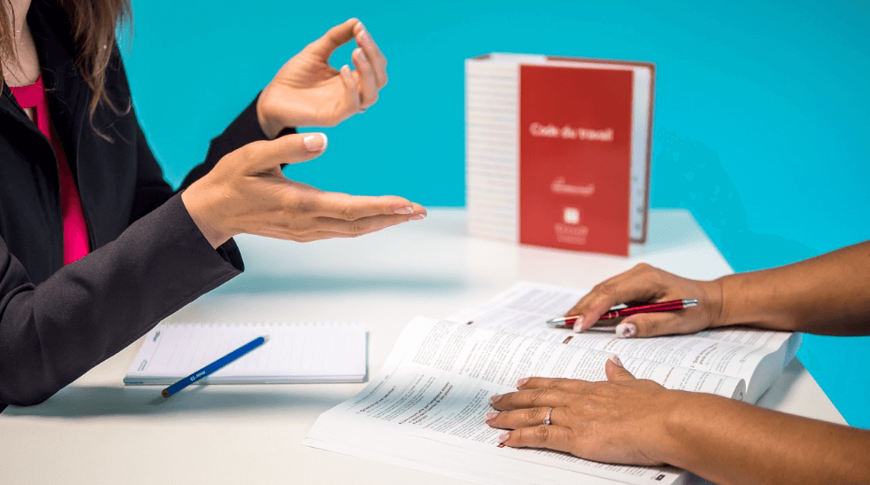 대화하고 있는 두명의 여성