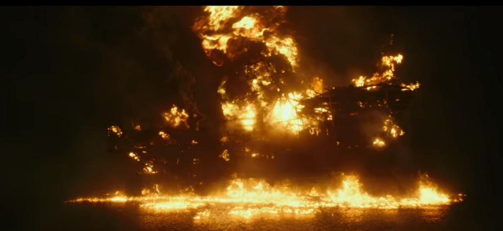 큰 폭발로 화염에 휩싸인 딥워터 호라이즌호