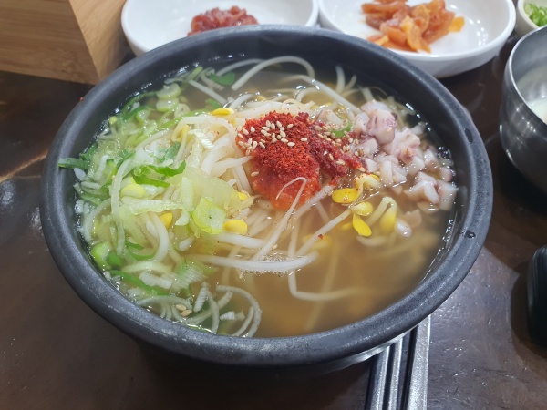 오징어가-들어간-콩나물국밥