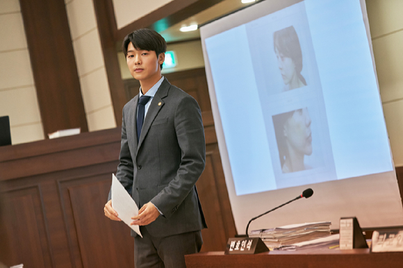 '폭로' 강민혁이 이정민 역을 맡아 처음으로 변호사 연기에 도전하고 있다. [사진=㈜메리크리스마스]