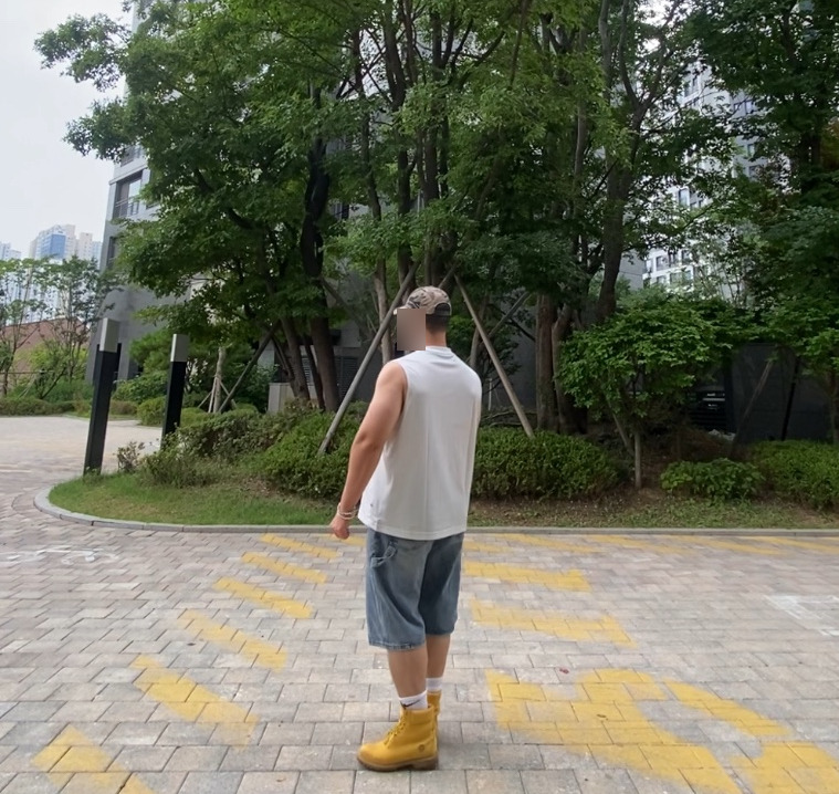 데일리룩('26. 8. 1.)블루썬플라워 SUN 카모 밀리터리 볼캡, 코드그라피 빈티지 민소매 나시 슬리브리스, 디미트리블랙 버뮤다 데님 팬츠, 나이키 양말, 팀버랜드 6인치 부츠