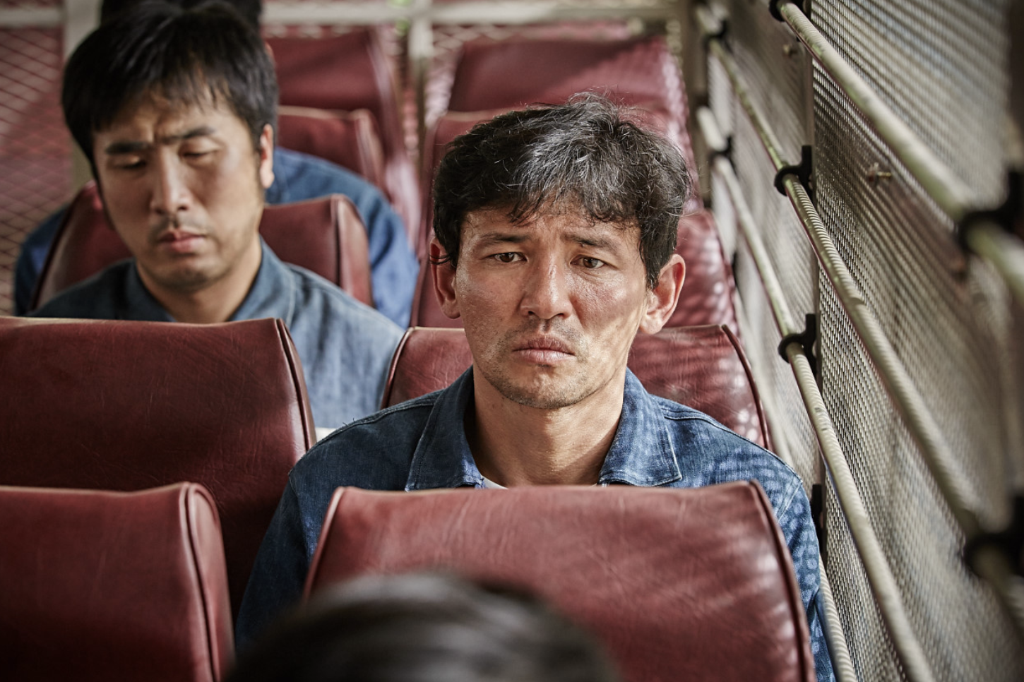 누명에 씌워져서 교도소로 수감되는 재욱