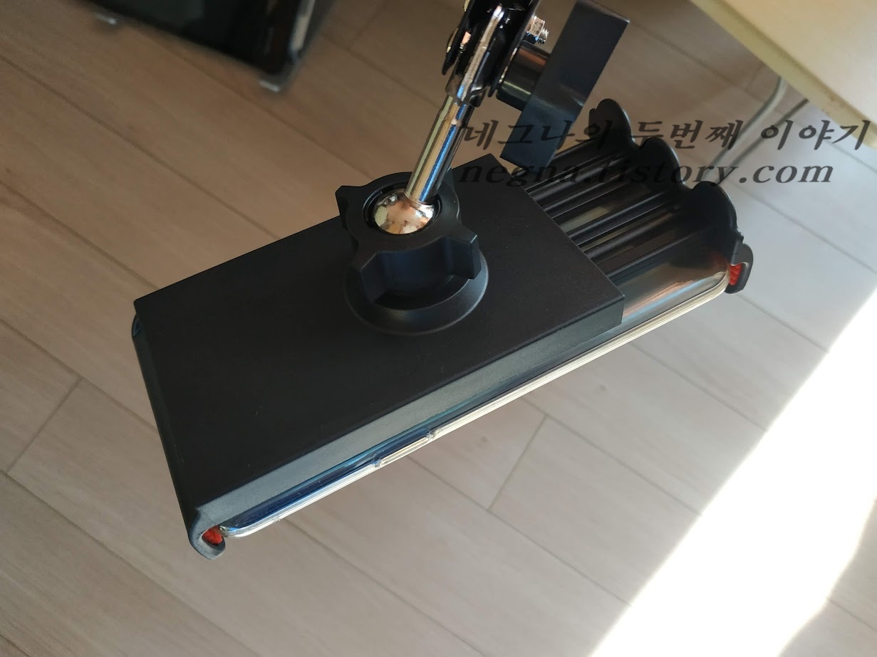 암 스탠드. 휴대폰 거치 모습. 후면.