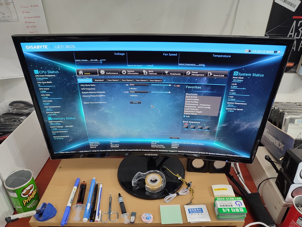 기가바이트 홈페이지에서 최신 바이오스로 업데이트 중