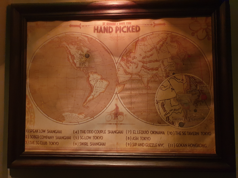 세계 지도가 있다. 뉴욕과 상하이에 버튼이 있는데 상하이를 눌러야 문이 열린다.