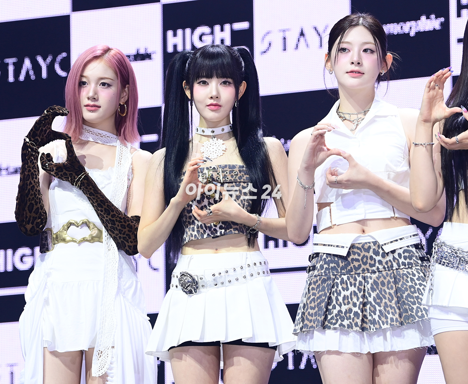 그룹 스테이씨 재이-시은-세은이 1일 오후 서울 광진구 광장동 예스24라이브홀에서 열린 스테이씨(STAYC) 정규 1집 '메타모르픽(Metamorphic)' 쇼케이스 참석하고 있다. [사진=정소희 기자]