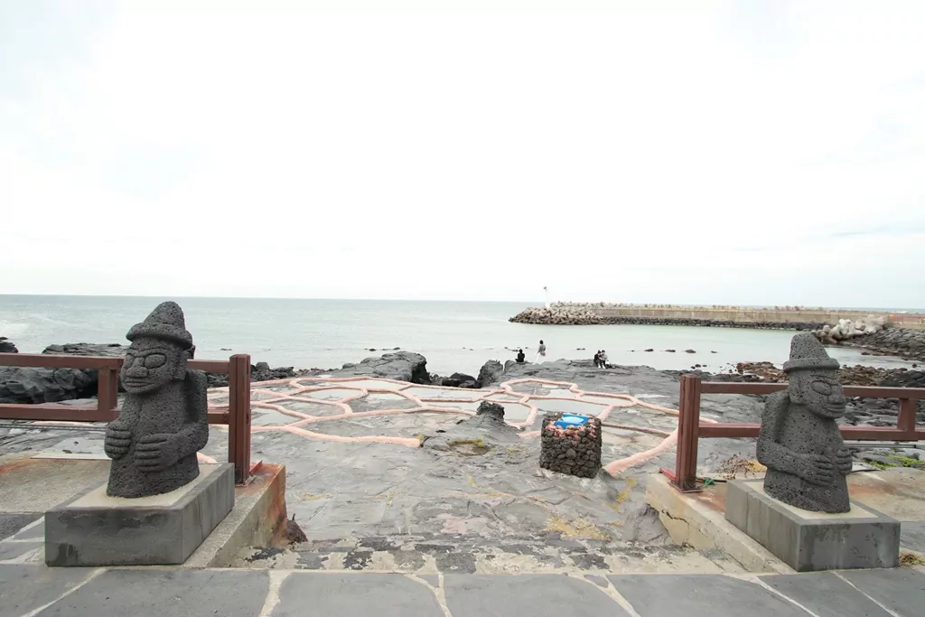 제주 올레길 16코스 초중반부에 만나는 구엄어촌체험마을(구엄마을) 입구. 과거 현무암 위에 소금을 만들던 돌염전(소금빌레) 사진