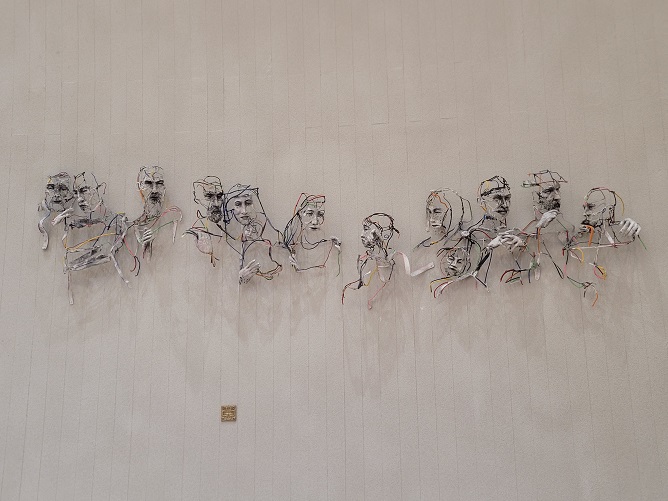 성당 오른쪽 벽의 작품 '약속의 땅'은 2003년 피렌체 비엔날레에서 금메달을 수상한, 조각가 흥(Hung)의 원본 작품입니다. 매우 고맙게도 작가께서 원본을 기증하셨습니다. 처음에는 12사도 내용인 줄 알았는데 그건 아닙니다. 동방박사의 경배에 대한 성경 이야기를 담은 것입니다.