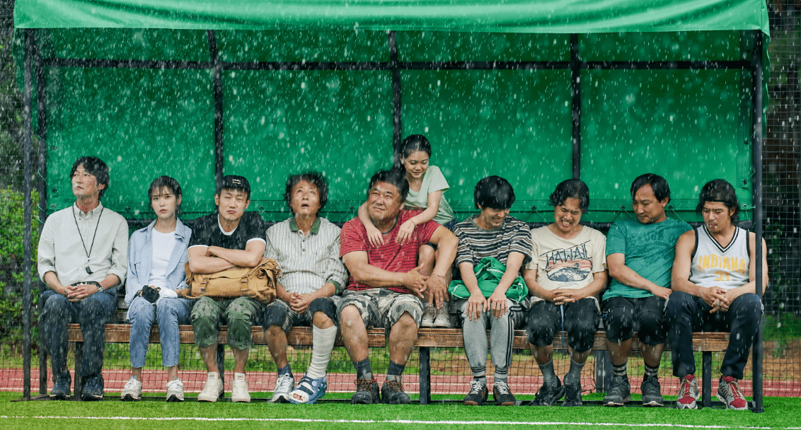 비가-오는-벤치에-앉아-있는-선수들