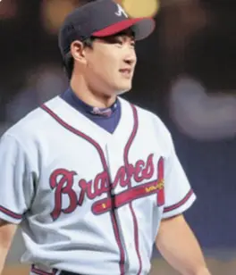 연금-흰유니폼을 입고 서있는 봉중근