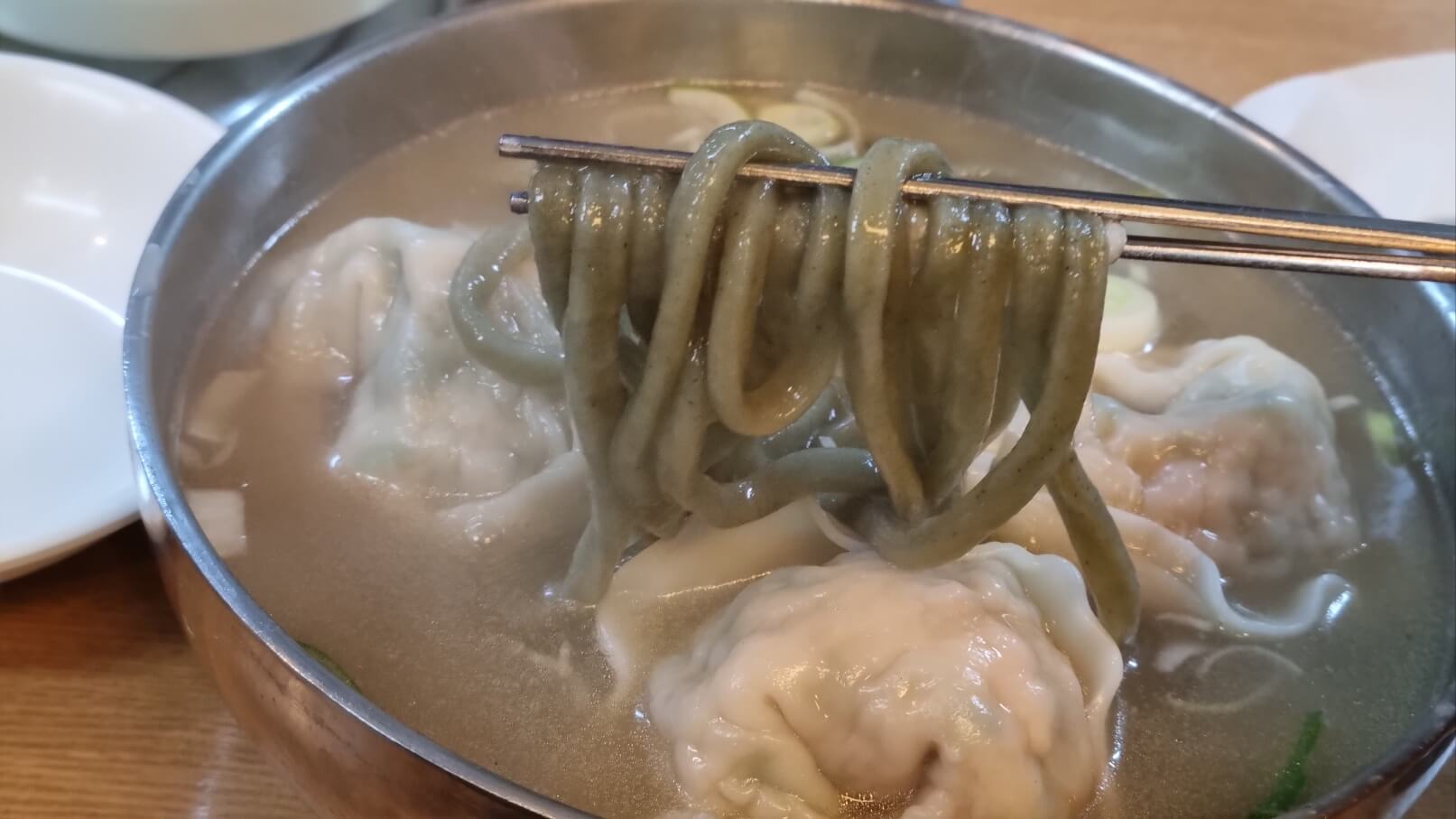 칼국수-먹는모습