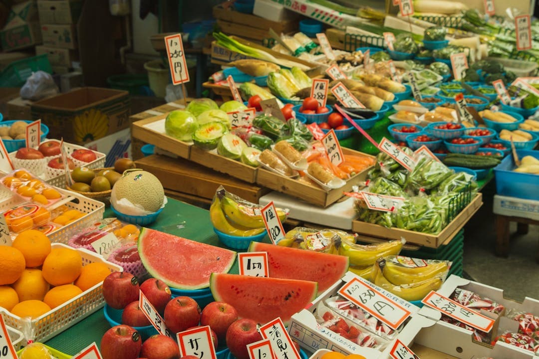 신선한 과일과 채소가 진열된 일본 재래시장