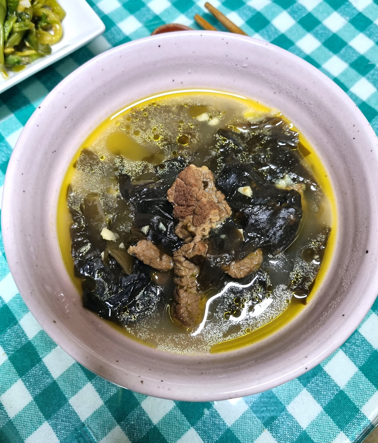 뽀얀 국물에 야들야들한 미역과 부드러운 소고기가 듬뿍 들어간 완성된 소고기 미역국 한 그릇.