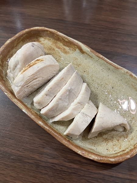 도자기 접시에 담긴 수지스 닭가슴살 &ndash; 조리 후 한입 크기로 썰어 나열된 상태