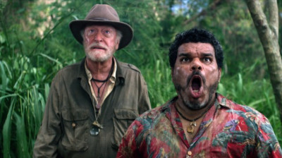 할아버지와 헬기파일럿이 왕 도마뱀을 보고 놀라고있다.