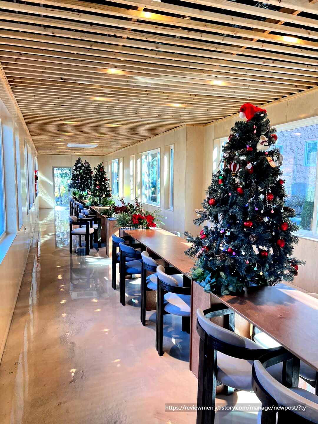 카페 내부 좌석 사진