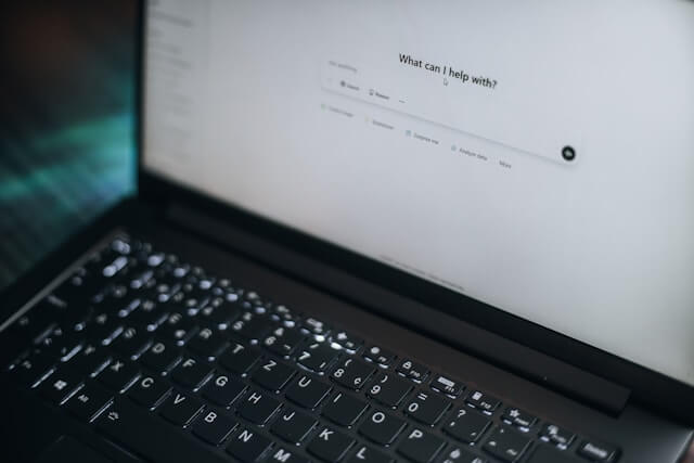 노트북에 어떻게 도움을 줄지 물어보는 화면이 떠 있음