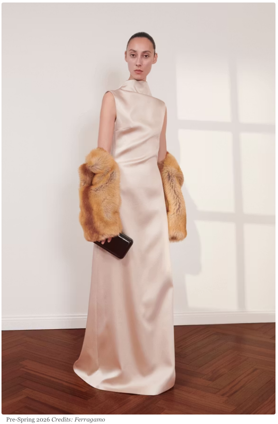 Ferragamo 실크 드레스와 퍼 디테일 – 2026 프리 스프링 이브닝 스타일