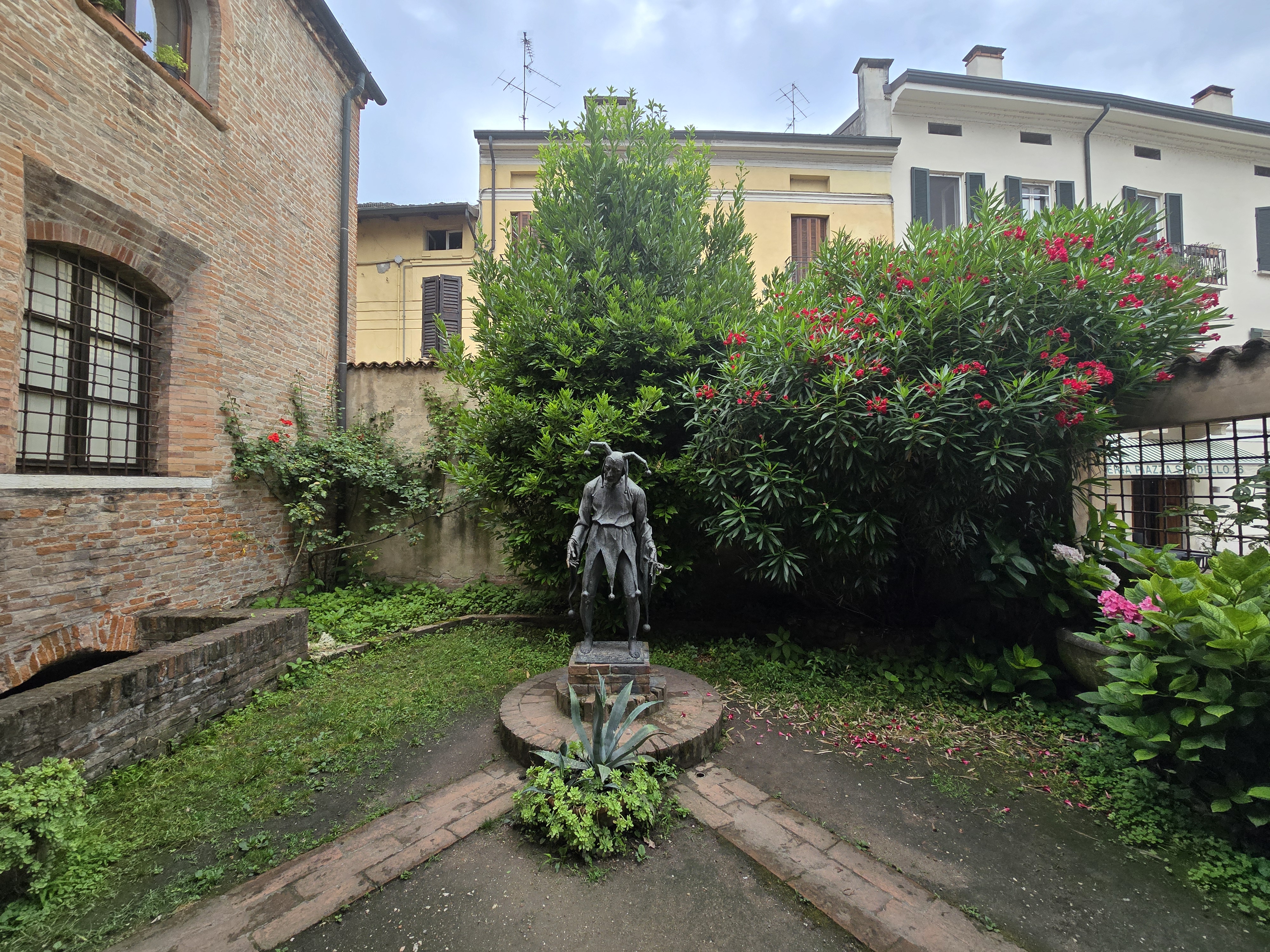 리골레토 동상 사진