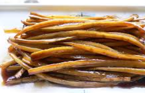 우엉조림 맛있게 하는법 : 우엉을 김밥에 사용하기 위해 길께 잘라놓았다