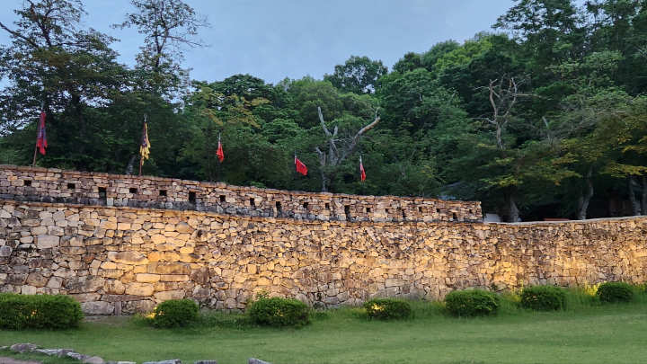 정감있고 아늑한 고창읍성의 야경. 사람들이 모여드는 잔디밭