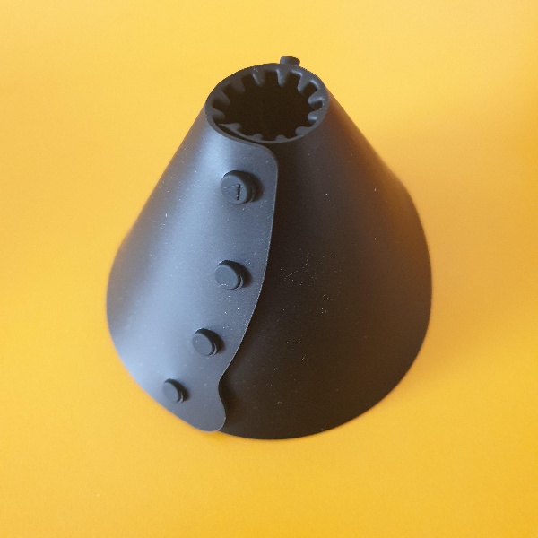 하리오 V60 제브랑 드리퍼와 하리오 드립케틀 에어를 사용한 커피 추출_조립 1 단계 _ 돌출부 구멍에 끼우기