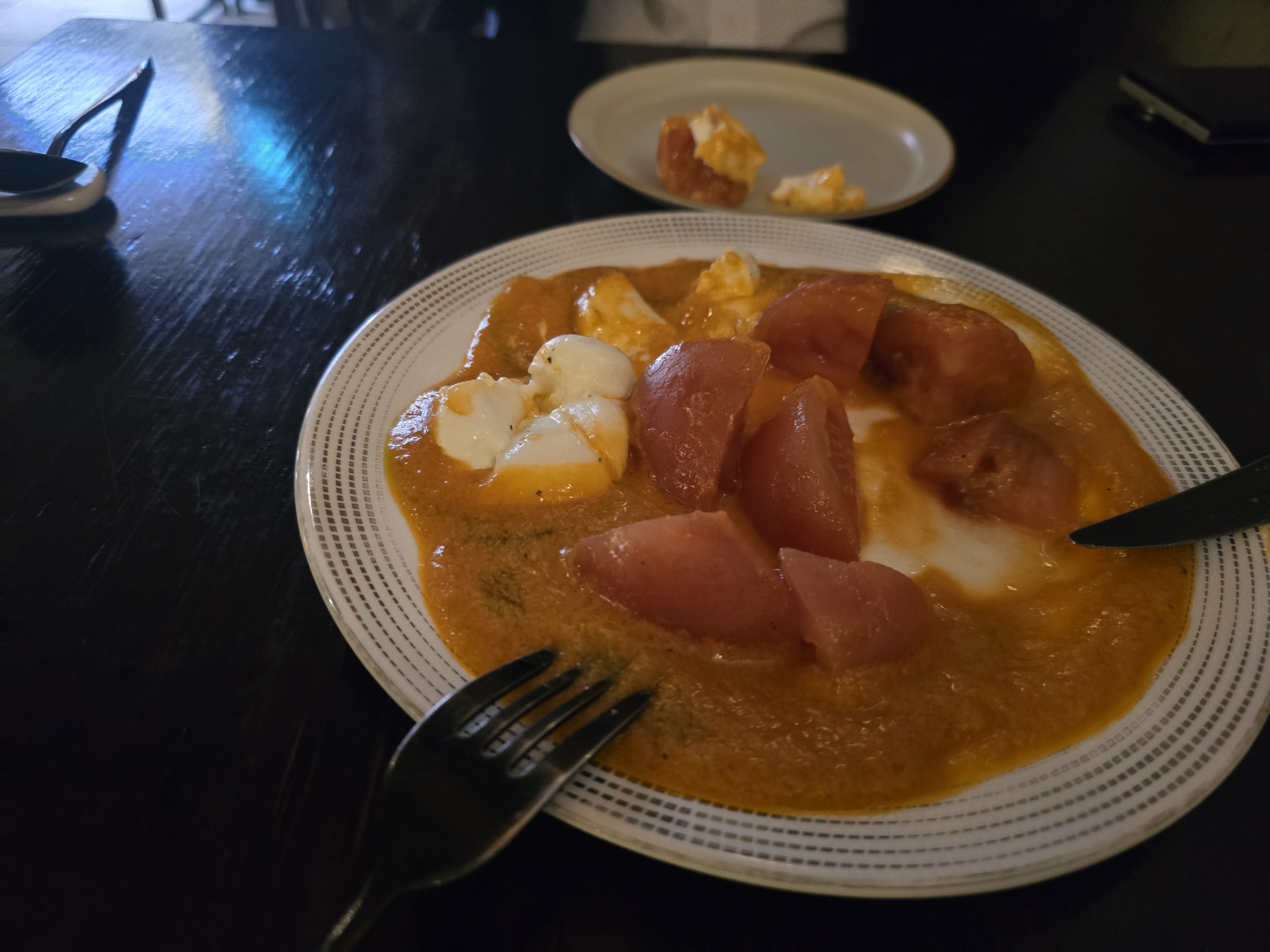 샐러드 후푸레제. 익힌 토마토와 치즈맛이 어울리는 맛