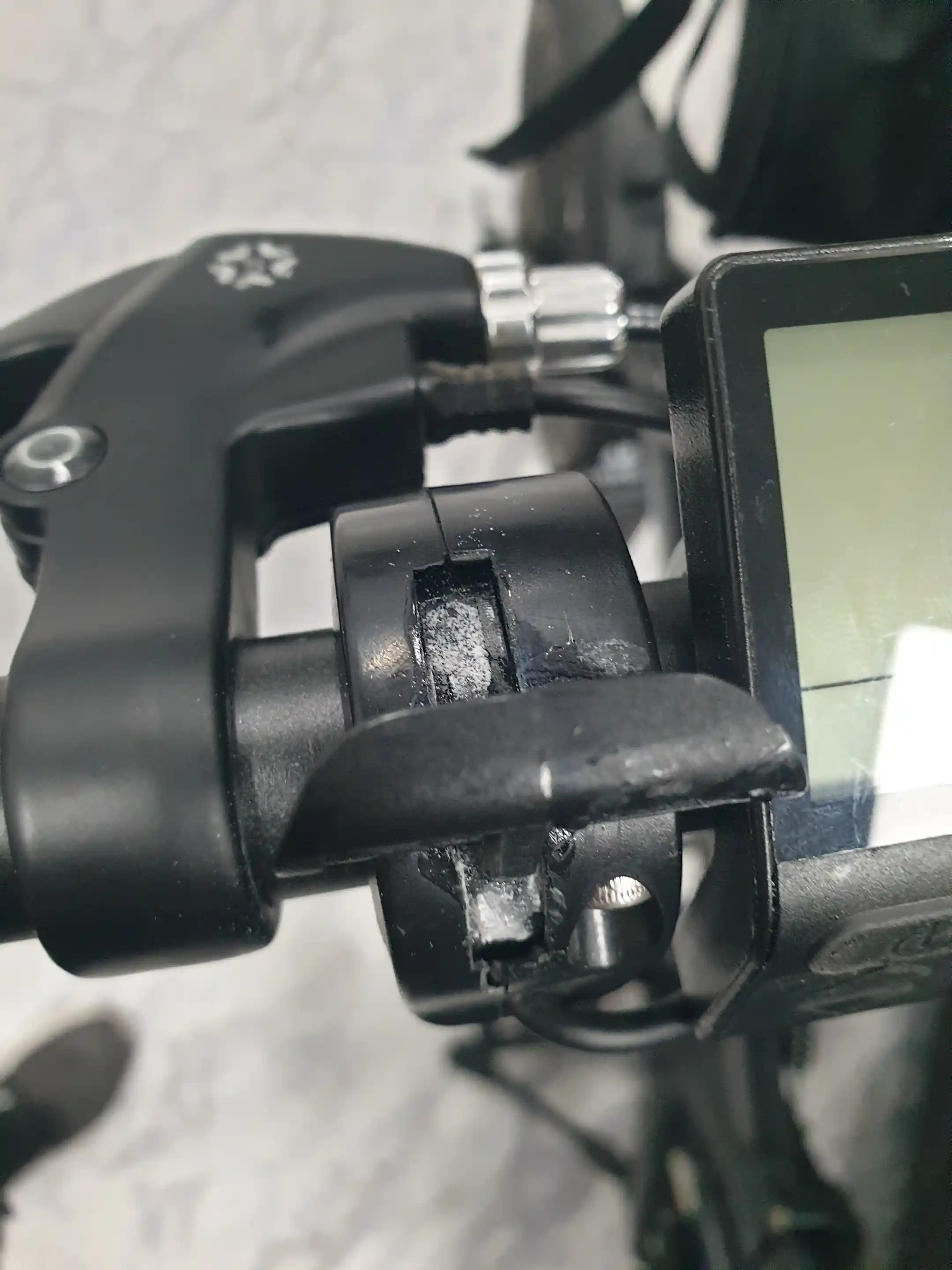 수리한 스로틀이 뻑뻑해진 모습