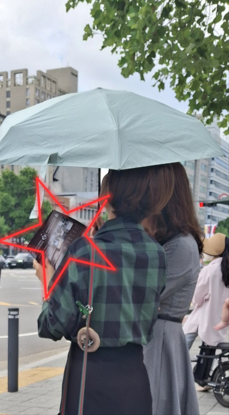 ▲ 잠실새내역 지나가다 '이 전단지' 받아보신 분?
