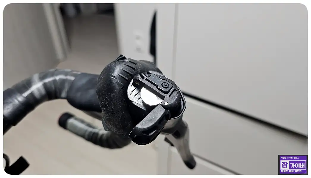 시마노 Di2 레버 배터리 커버 나사를 풀어 내부 코인전지를 확인하는 장면